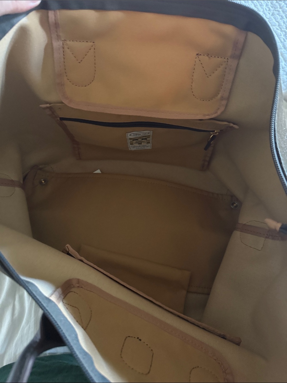 Sophisticated Dark Brown Leather Duffel Bag - Picture 2 of 3